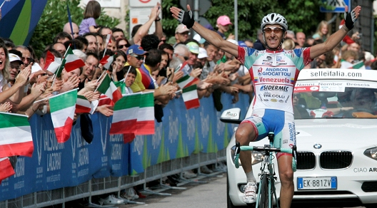 Franco Pellizotti esulta all'arrivo del Campionato Nazionale 2012 a Borgo Valsugana © Bettiniphoto