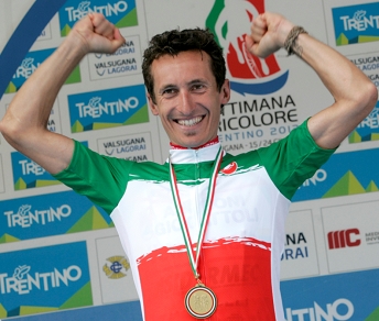 Tutta la gioia di Franco Pellizotti dopo la conquista del titolo di Campione Italiano su strada 2012 © Bettiniphoto