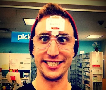 Anche quando deve comprare degli occhiali Taylor Phinney sa non essere banale - Foto da Twitter