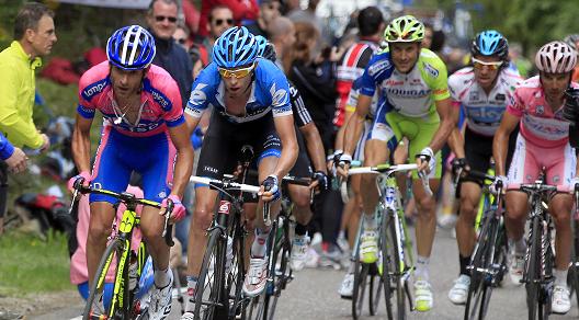 Scarponi all'attacco lungo la salita finale verso l'Alpe di Pampeago © Bettiniphoto