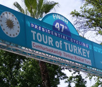 Un traguardo del Giro di Turchia 2011. Domani prenderà il via la 48a edizione © turkeysforlife.com