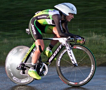 Linda Villumsen in piena azione. La cronometro dell'Emakumeen Bira è sua © Ufficio Stampa della corsa