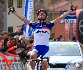 Terza vittoria in carriera al Trofeo Binda per Marianne Vos, che si gode gli applausi del pubblico di Cittiglio © Bettiniphoto