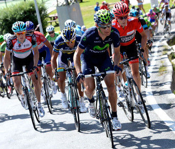 Il gruppo con la maglia roja Chris Horner verso Fisterra © Bettiniphoto