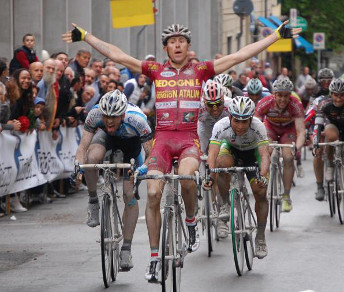 Al GP Industrie del Marmo Luca Benedetti precede Thomas Fiumana e Caleb Ewan © Facebook