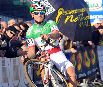 Gioele Bertolini impenna sul traguardo di Roma. Il suo secondo posto dietro a Mathieu Van der Poel vale come una vittoria © Bettiniphoto