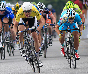 Theo Bos vince davanti ad Andrea Guardini la seconda tappa con addosso la maglia gialla di leader © Bettiniphoto