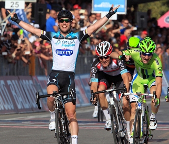 Mark Cavendish primo a Napoli nella tappa d'apertura del Giro d'Italia 2013 © Bettiniphoto
