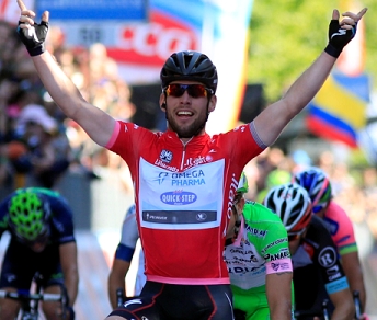 Mark Cavendish ha festeggiato a Brescia il quinto successo nel Giro 2013 e la conquista della maglia rossa © Bettiniphoto