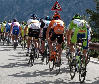 Gruppo di ciclisti e orizzonte franoso © GianoliniBike.it Gruppo di ciclisti e orizzonte franoso © GianoliniBike.it
