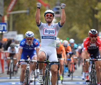 John Degenkolb vince la 107a Paris-Tours davanti a Michael Mørkøv ed Arnaud Démare © letour.fr