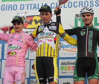Il podio di Rossano Veneto con Enrico Franzoi tra la maglia rosa Gioele Bertolini e Mirko Tabacchi © Ufficio stampa Giro d'Italia Ciclocross