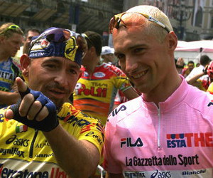 Marco Pantani indica a Stefano Garzelli, in maglia rosa, la via per la vittoria al Giro d'Italia © Reuters