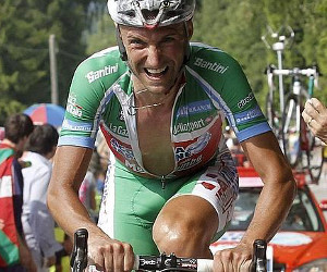 Dopo il mancato invito al Giro del 2008, nel 2009 l'Acqua e Sapone torna ala corsa rosa e Garzelli fa sua la maglia verde © Bettiniphoto