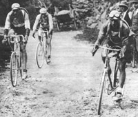 Ottavio Bottecchia in testa, quindi il suo compagno Henri Pélissier sull'Aubisque al Tour del 1925. Alle loro spalle Bartolomeo Aymo © www.bikeraceinfo.com