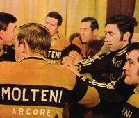 Un momento di relax di Eddy Merckx circondato dai pretoriani della Molteni © forums.sport.francetv.fr