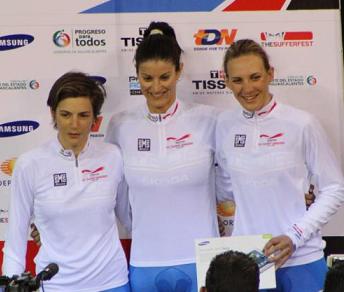 Maria Giulia Confalonieri, Giulia Donato e Simona Frapporti premiate come vincitrici della Coppa del Mondo dell'Inseguimento a Squadre © Facebook BePink