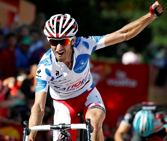 Daniel Moreno vince a Fisterra, alle sue spalle Fabian Cancellara può solo chinare la testa, battuto © Bettiniphoto