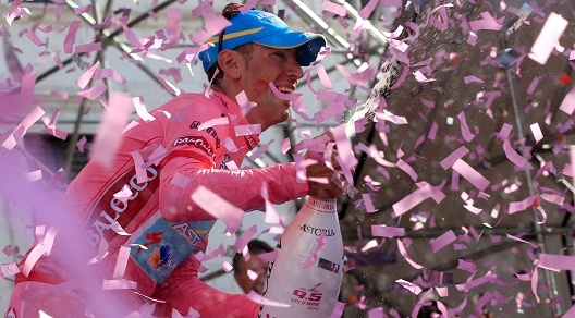 Per Vincenzo Nibali il momento della festa dopo il sospirato successo in rosa © Bettiniphoto