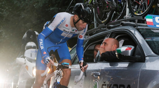 Vincenzo Nibali e Paolo Bettini discutono la tattica di corsa © Bettiniphoto
