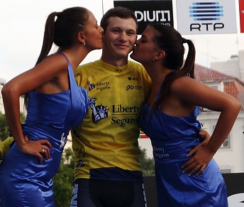 Christoph Pfingsten, prima maglia amarela del Giro del Portogallo, riceve il bacio delle miss © Daniele Coltrinari