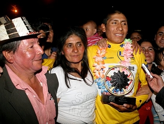 Nairo Quintana festeggia con la famiglia il trionfo al Tour de l'Avenir 2010