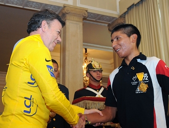 Il Presidente della Colombia Santos vestito con la maglia gialla conquistata da Quintana al Tour de l'Avenir 2010
