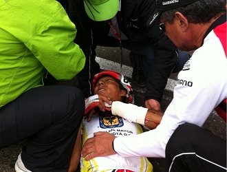Nairo subito dopo la caduta che lo costringe al ritiro dalla Vuelta a Colombia 2011