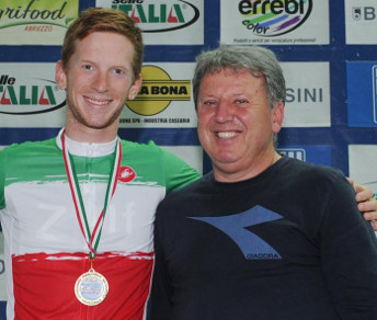 Luciano Rui abbraccia Paolo Simion, che al Campionato Italiano su Pista di Montichiari ha regalato alla Zalf la vittoria numero 60 © Rodella