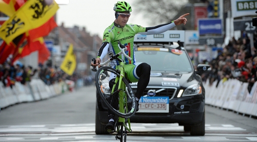 Peter Sagan si impenna con la bici al traguardo di Wevelgem © Bettiniphoto