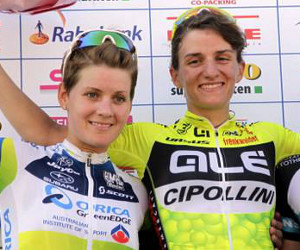 Sul podio di Roosendaal con la nuova capitana all'Orica-AIS, Emma Johansson © Anton Vos