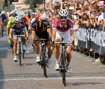 Nella volata di Corbetta Marianne Vos batte Giorgia Bronzini e coglie il terzo successo al Giro Rosa 2013 © Ianuale