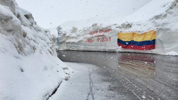 Tra due pareti di neve, si parlava solo colombiano sullo Stelvio, al Giro d'Italia © VeloVoices.com Tra due pareti di neve, si parlava solo colombiano sullo Stelvio, al Giro d'Italia © VeloVoices.com