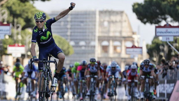 Il Colosseo sullo sfondo, Alejandro Valverde in primo piano esulta per l'impresa alla Roma Maxima © Movistar Il Colosseo sullo sfondo, Alejandro Valverde in primo piano esulta per l'impresa alla Roma Maxima © Movistar