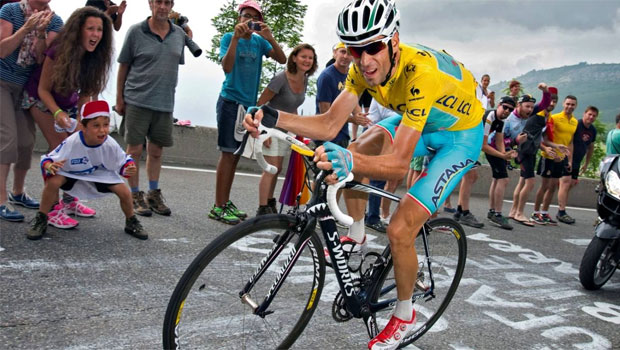 Nibali ha già fatto il vuoto, il Tour ce l'ha in tasca, non gli resta che alzare le braccia al traguardo di Hautacam © Bettiniphoto Nibali ha già fatto il vuoto, il Tour ce l'ha in tasca, non gli resta che alzare le braccia al traguardo di Hautacam © Bettiniphoto