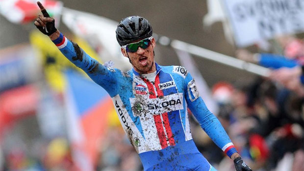 L'esultanza di un fangoso Zdenek Stybar al traguardo di Hoogerheide © EtixxSports.com L'esultanza di un fangoso Zdenek Stybar al traguardo di Hoogerheide © EtixxSports.com