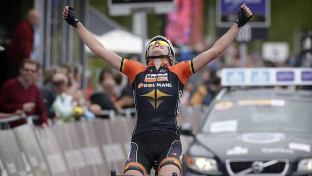 Ellen Van Dijk vince con un bellissimo assolo il Giro delle Fiandre © demorgen.be