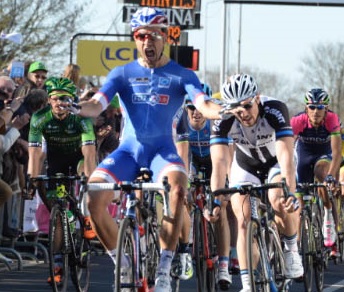 La rabbiosa esultanza di Nacer Bouhanni a Mantes-la-Jolie © letour.fr