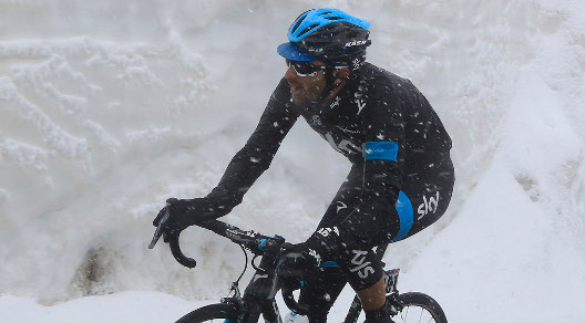 Dario Cataldo passa per primo sullo Stelvio innevato © Bettiniphoto