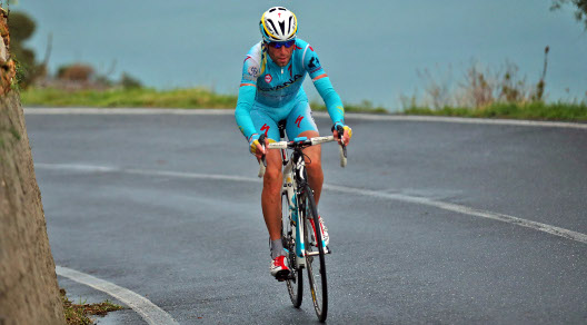 Immagine emblematica: Vincenzo Nibali all'attacco da solo sulla Cipressa © Bettiniphoto