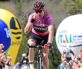 Cadel Evans esulta a Roncone per la sua vittoria nella terza tappa del Giro del Trentino © Bettiniphoto