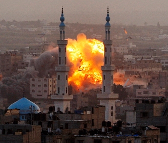 Un'immagine dei bombardamenti di Gaza da parte di Israele © www.siyasethane.com