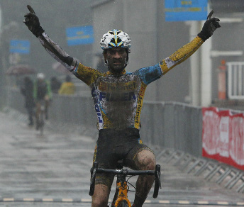 Il belga Jens Vandekinderen si aggiudica il Gran Premio Mamma e Papà Guerciotti 2014 © Ufficio stampa della corsa