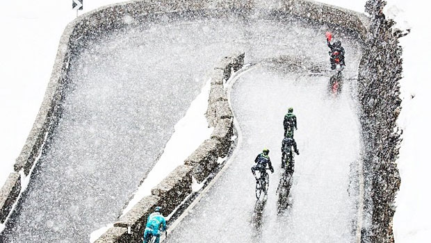 Nevicava giusto un pochino sullo Stelvio, al Giro d'Italia © Twitter
