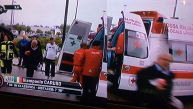 Giampaolo Caruso se ne va con l'ambulanza, un serafico passante se ne va col suo casco © YouTube