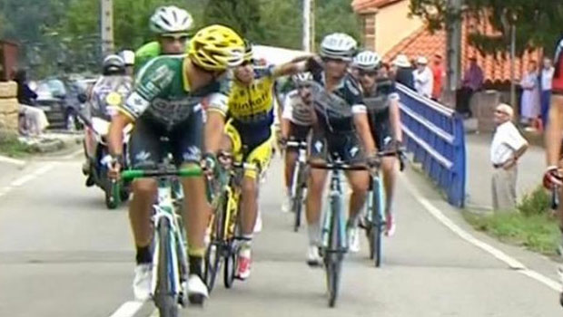 Pacifico scambio di vedute tra Gianluca Brambilla e Ivan Rovny alla Vuelta a España © YouTube