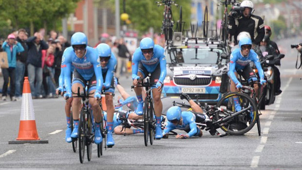 Il disastro Garmin nella cronosquadre d'apertura al Giro d'Italia © TheScore.ie
