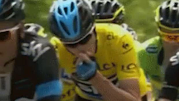 Chris Froome si spruzza qualcosa in bocca e scandalizza gli esperti di bon ton © YouTube