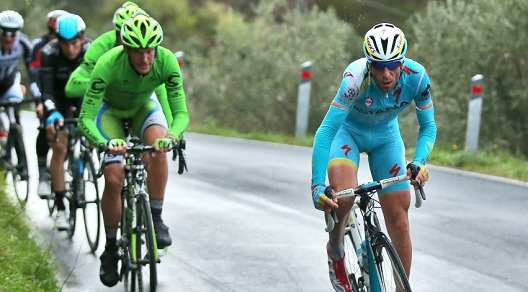 Il momento dello scatto di Vincenzo Nibali sulla Cipressa, mentre Alessandro De Marchi tirava il gruppo © Bettiniphoto