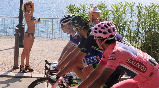 Tanta bella gente ad applaudire il passaggio del Giro d'Italia © Bettiniphoto